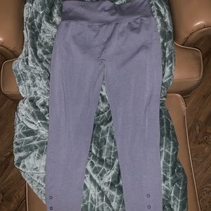 Blue gym shark leggings scrunch butt ankle rivet detail size large